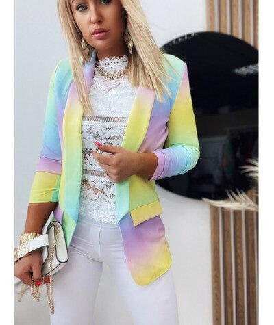 Bunte Damenjacke mit langen Ärmeln und Batikmuster, kombiniert mit weißer Spitzenbluse. Modetrend, stilvoll, auffällig, farbenfroh.