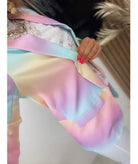 Bunte Damenjacke mit langen Ärmeln, Tie-Dye-Design in Pastellfarben. Modische Oberbekleidung, ideal für trendige Frühlings- und Sommerlooks.