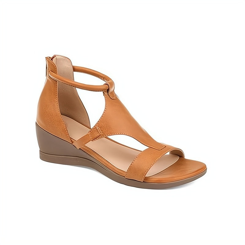 Brauner Damenkeilsandale aus Leder mit offenem Zehenbereich und Knöchelriemen. Bequem, stilvoll, ideal für Sommermode und Freizeitkleidung.