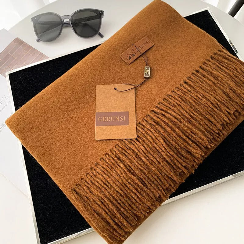 Brauner Wollschal mit Fransen von GERUNSI, elegant und warm, ideal für Herbst und Winter. Perfektes Accessoire für stilvolle Outfits.