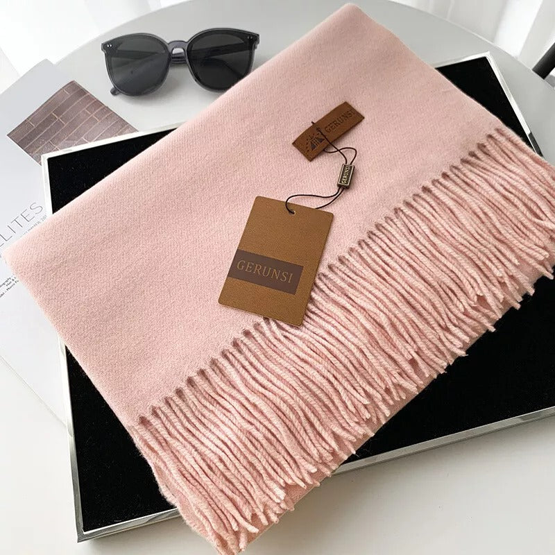 Eleganter rosa Schal mit Fransen aus weichem Material, ideal für Damenmode. Perfekt als modisches Accessoire oder Geschenkidee.