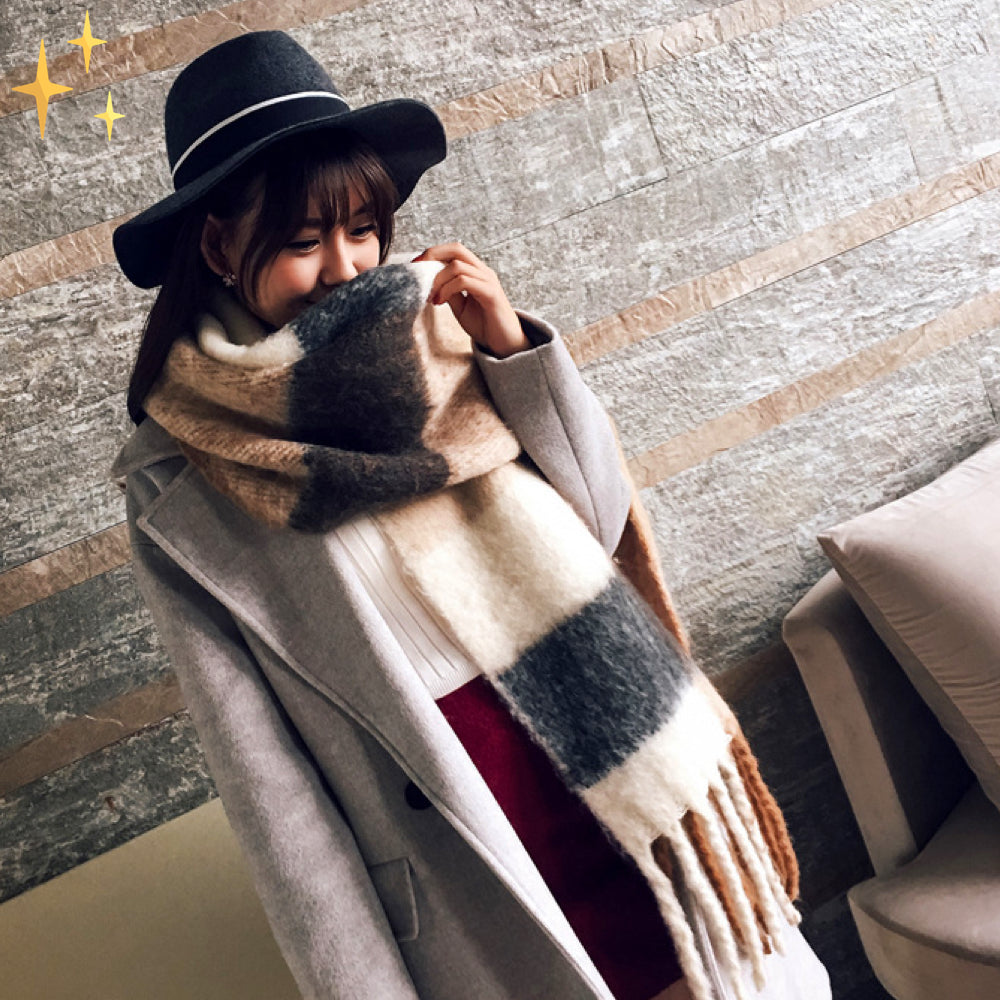 Damen-Wollschal in Beige und Grau, kariert, warm und stilvoll. Perfekt für Herbst und Winter. Modisches Accessoire für kalte Tage.