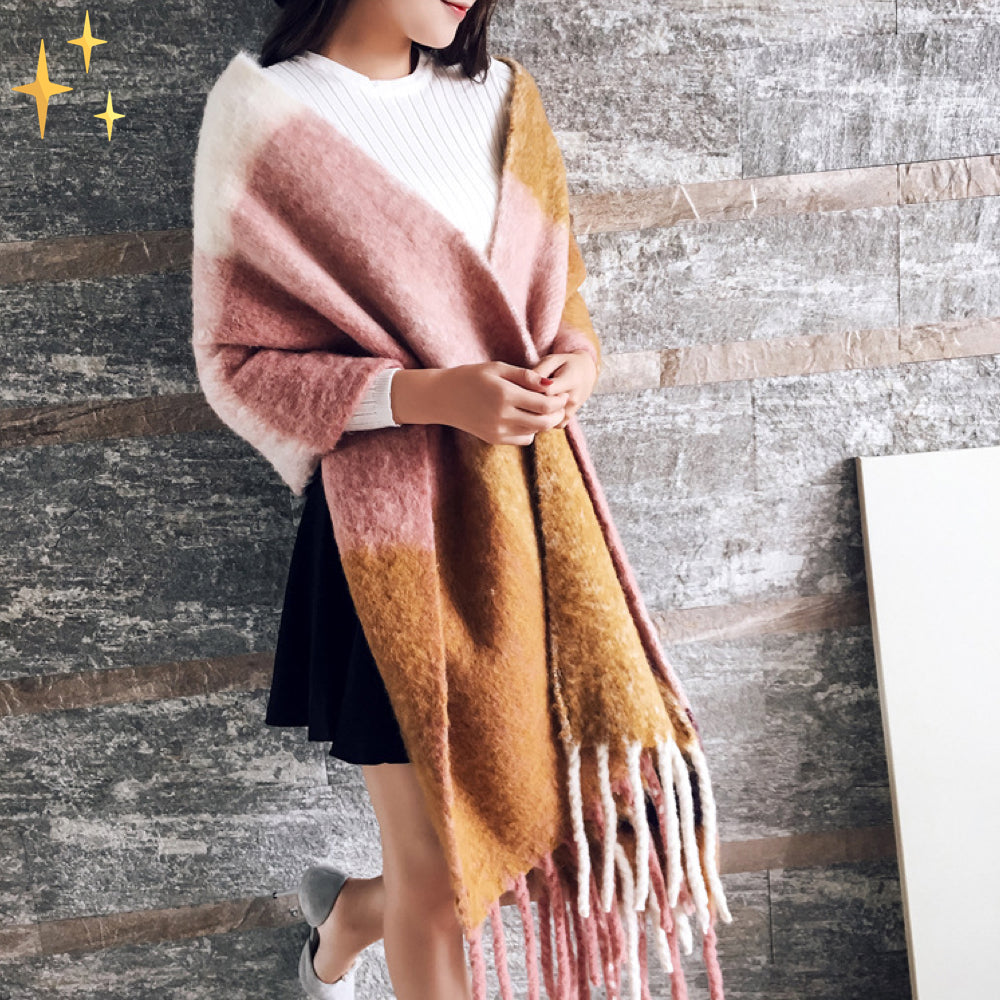 Flauschiger Damen-Schal in Rosa und Braun, ideal für Herbstmode. Weicher Strick, modisches Accessoire, perfekt für kühle Tage.