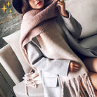 Damenmode: Eleganter, weicher Wollschal in Rosa und Beige, ideal für Herbst und Winter. Perfekt kombinierbar mit Mänteln und Jacken.