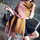 Flauschiger, mehrfarbiger Schal mit Fransen, ideal für Herbst und Winter. Modisches Accessoire, das Wärme und Stil vereint.