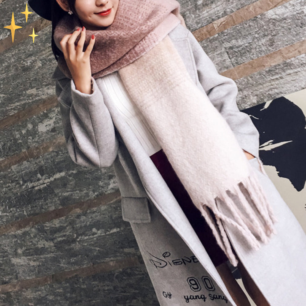 Frau in grauem Mantel mit rosa Schal, modisch und elegant. Wintermode, Damenbekleidung, stilvoller Look, warme Accessoires, Trend 2023.