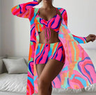Farbintensives Damen-Outfit mit abstraktem Muster: Bunter Bikini und passender Kimono. Perfekt für Sommer, Strandmode, Festival-Look.