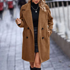 Damen-Wintermantel aus Lammwoll-Fleece, braun, mit Revers, langen Ärmeln und Knöpfen. Perfekt für kalte Tage, stilvoll und warm.