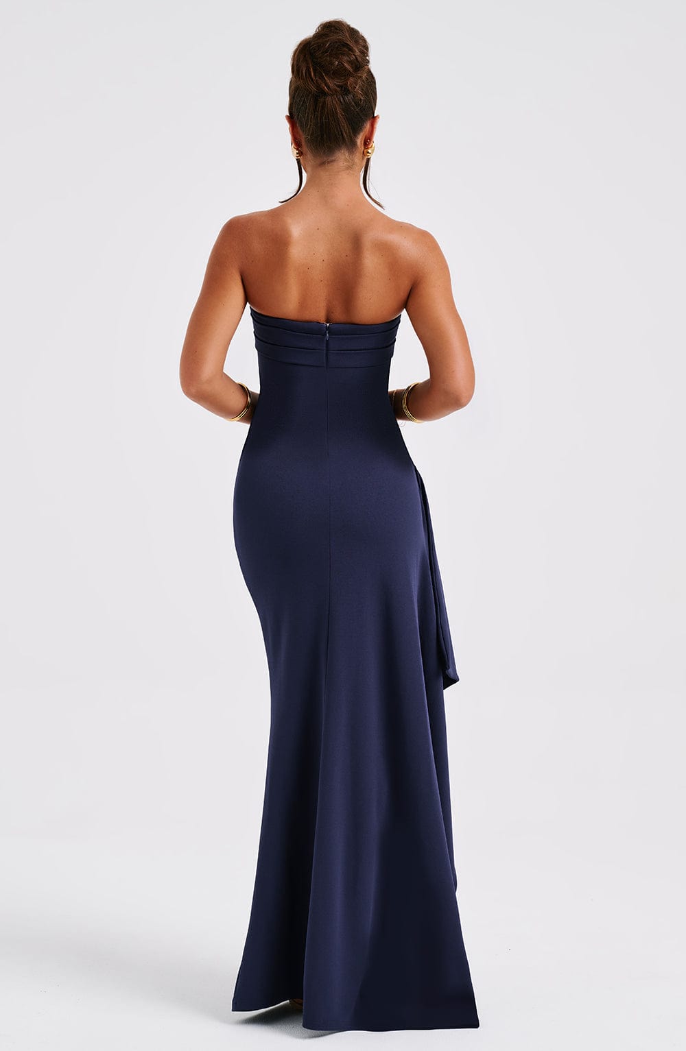 Elegantes, trägerloses Maxikleid in Navyblau, figurbetont und bodenlang. Perfekt für Abendveranstaltungen und formelle Anlässe.