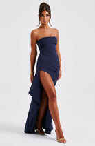 Elegantes, navyblaues Maxi-Kleid mit Schlitz, trägerloses Design, perfekt für Abendmode und besondere Anlässe. Hochwertige Damenmode.