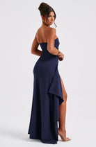 Elegantes, schulterfreies Maxikleid in Navyblau mit hohem Beinschlitz. Perfekt für Abendmode, formelle Anlässe und stilvolle Events.