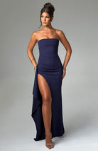 Elegantes, navyblaues Maxi-Kleid mit Schlitz, trägerloses Design, ideal für Abendmode und besondere Anlässe. Perfekt für stilvolle Auftritte.