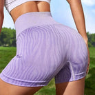Lila Zebra-Sportshorts für Damen, nahtlos, hoch tailliert, ideal für Fitness und Yoga. Bequeme Passform, stilvolles Design.