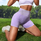 Lila Zebra Sportshorts für Damen, nahtlos, hoch tailliert, ideal für Fitness und Yoga. Atmungsaktiv und bequem für aktive Workouts.