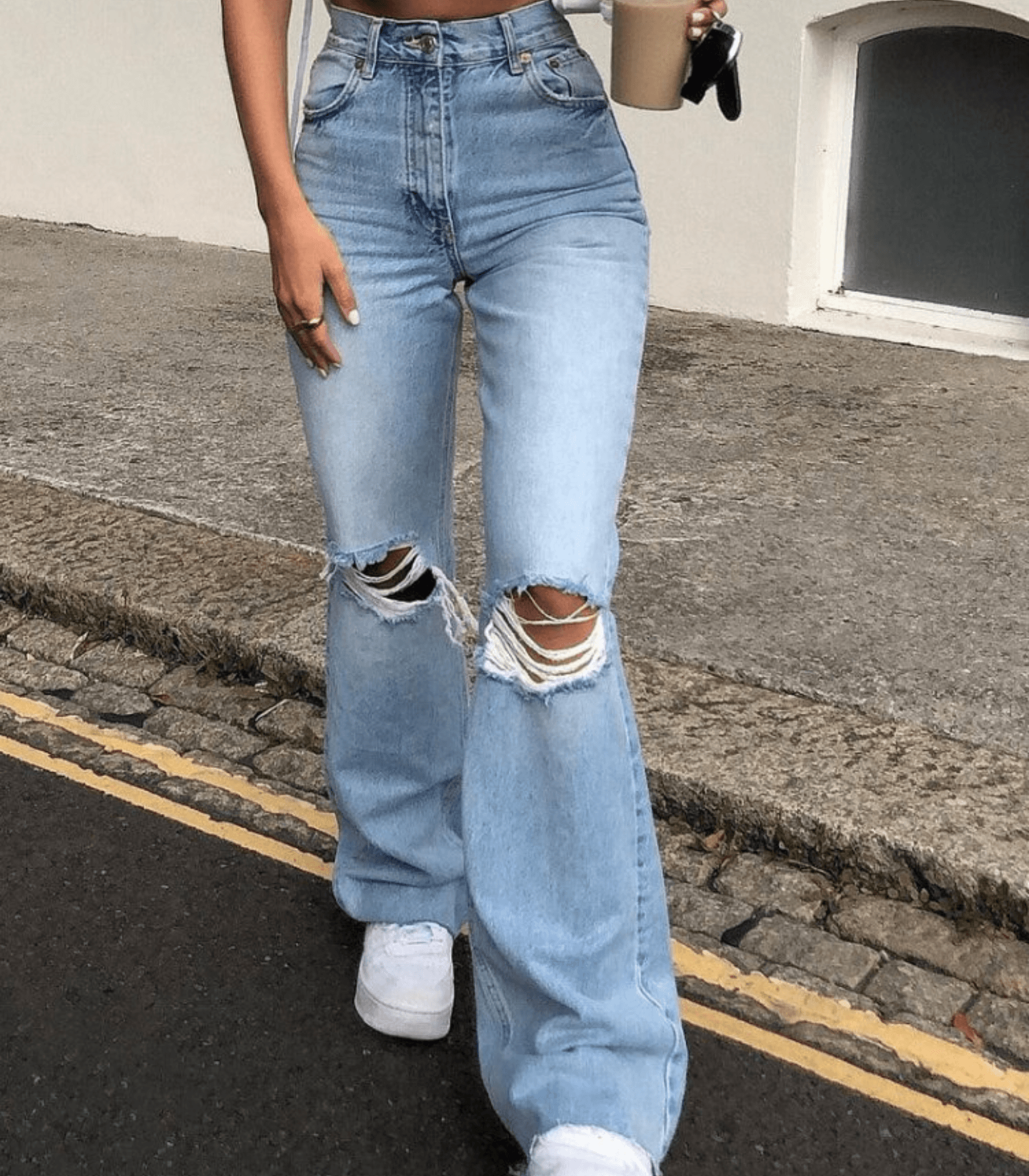 Zerrissene ausgestellte Jeans mit hoher Taille, modisch und lässig, ideal für Streetwear. Perfekt kombiniert mit Sneakers für einen trendigen Look.