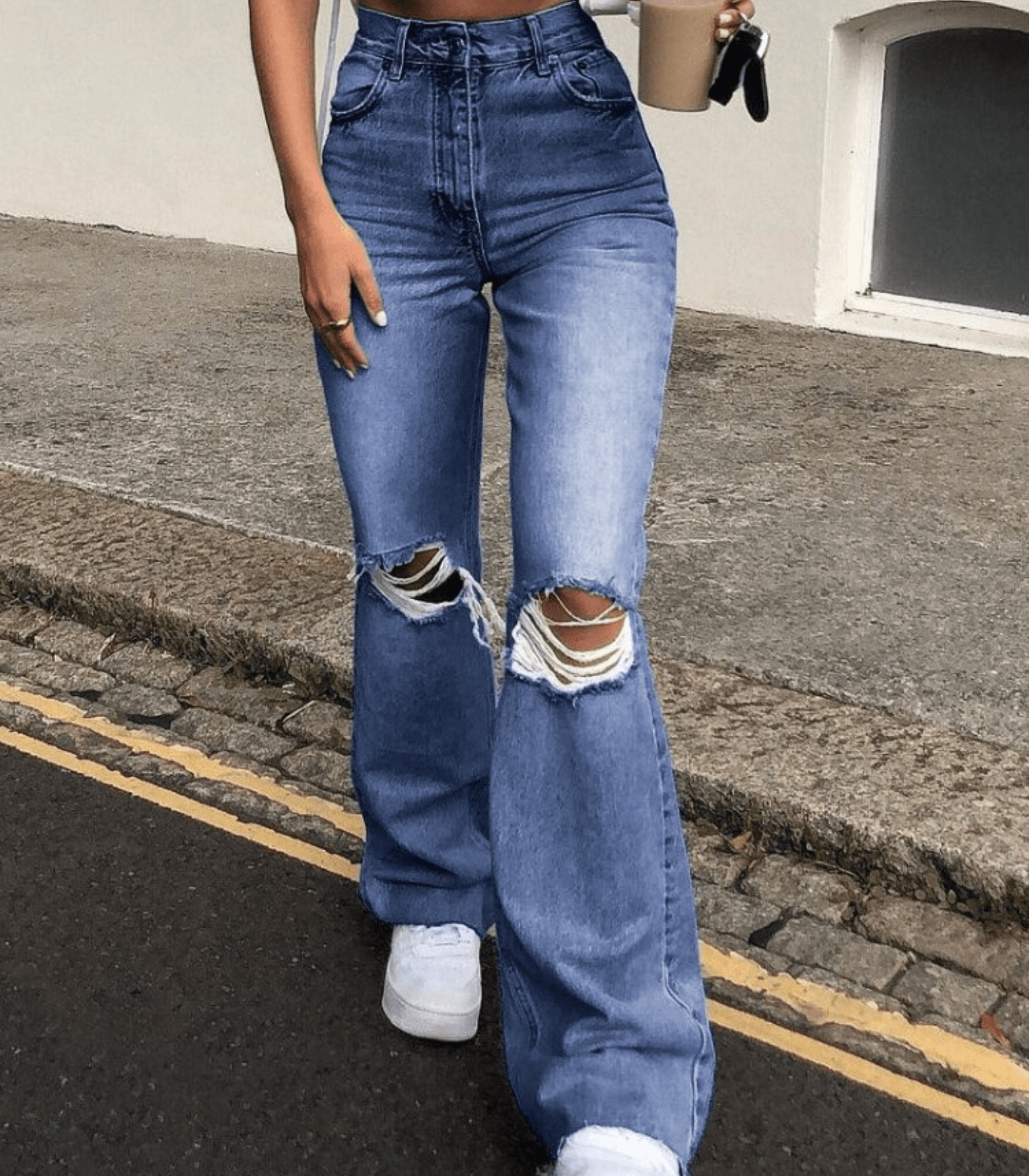 Zerrissene ausgestellte Jeans mit hoher Taille, modisch und trendy, ideal für Streetwear. Perfekt kombiniert mit Sneakers für einen lässigen Look.