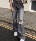 Zerrissene, ausgestellte Jeans mit hoher Taille in Grau. Modetrend 2023, ideal für lässige Outfits. Perfekt kombiniert mit Sneakers.
