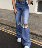 Zerrissene ausgestellte Jeans mit hoher Taille, modisch und trendy, ideal für Streetwear. Perfekt kombiniert mit Sneakers für einen lässigen Look.