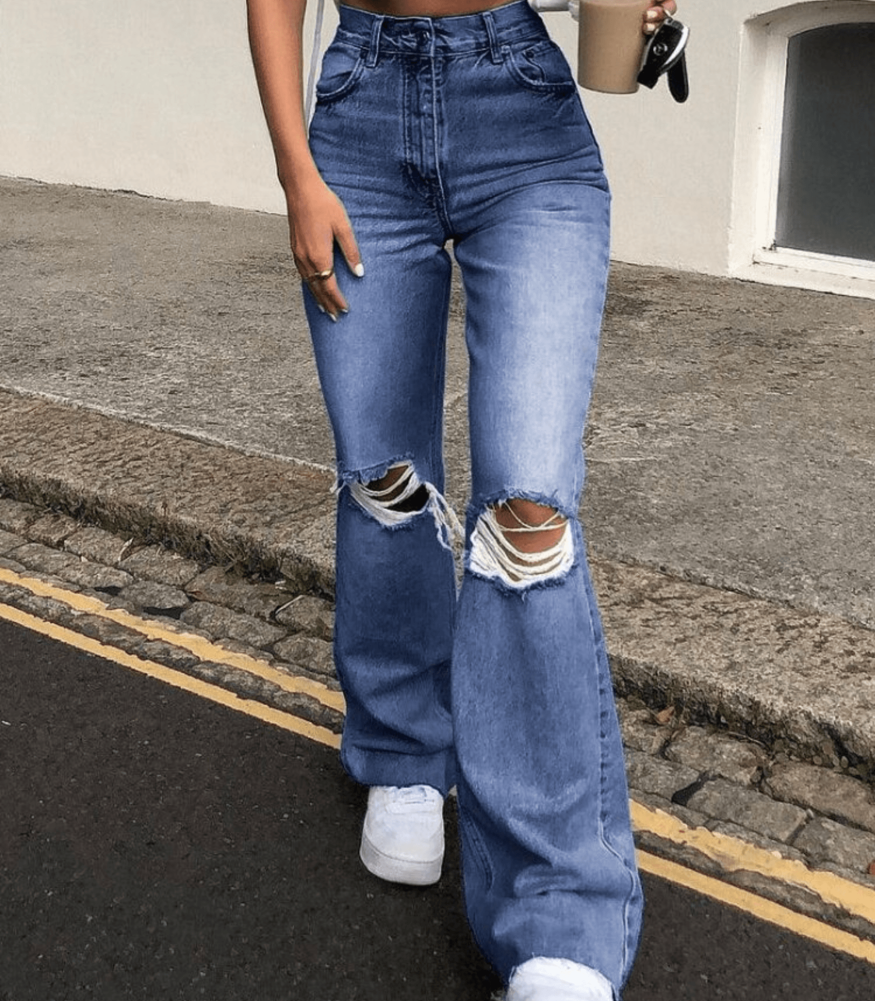 Zerrissene ausgestellte Jeans mit hoher Taille, modisch und trendy, ideal für Streetwear. Perfekt kombiniert mit Sneakers für einen lässigen Look.