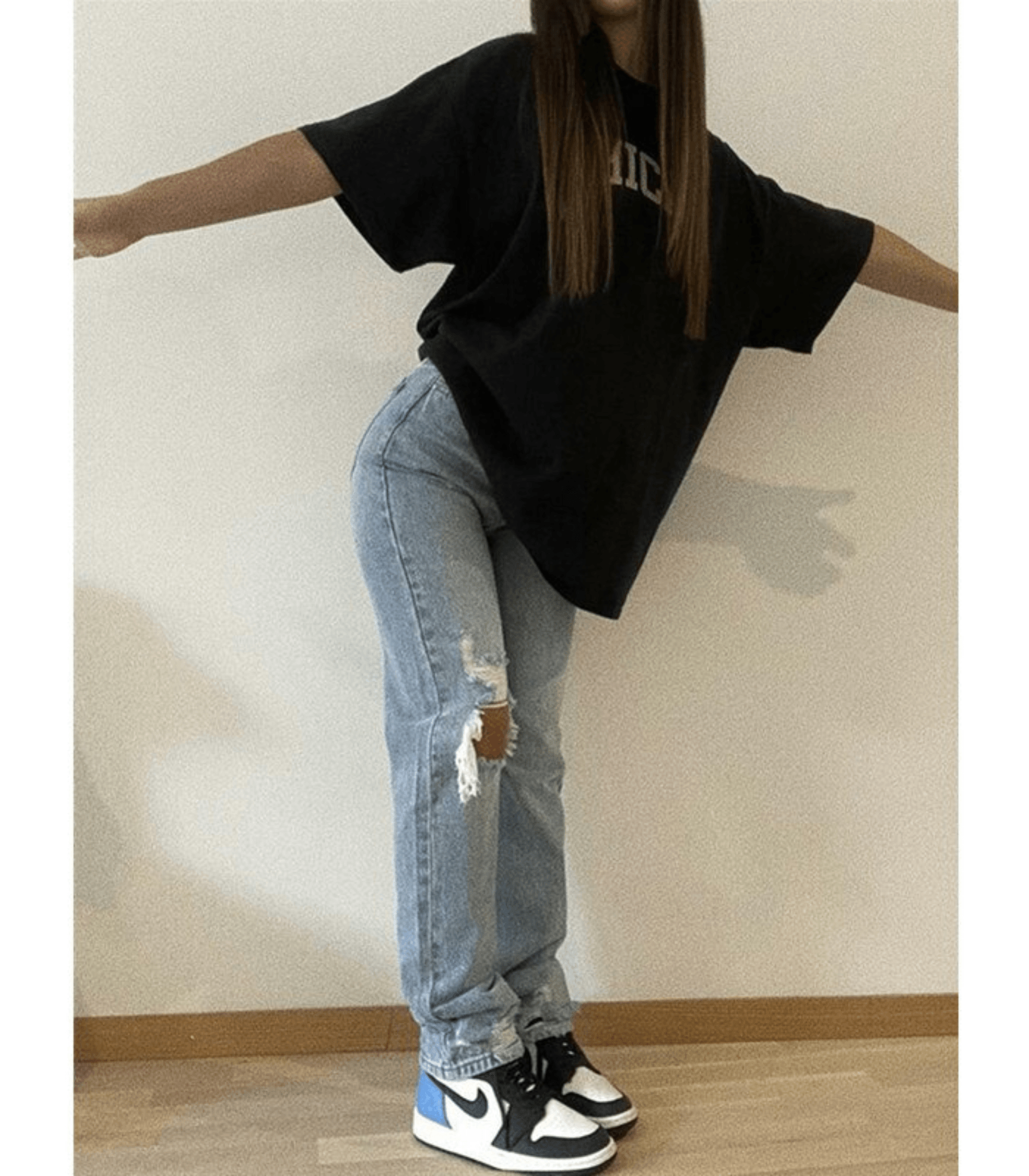 Zerrissene Baggy-Jeans mit hoher Taille, lässig und bequem, ideal für Streetwear. Perfekt kombiniert mit Oversize-Shirt und Sneakers.