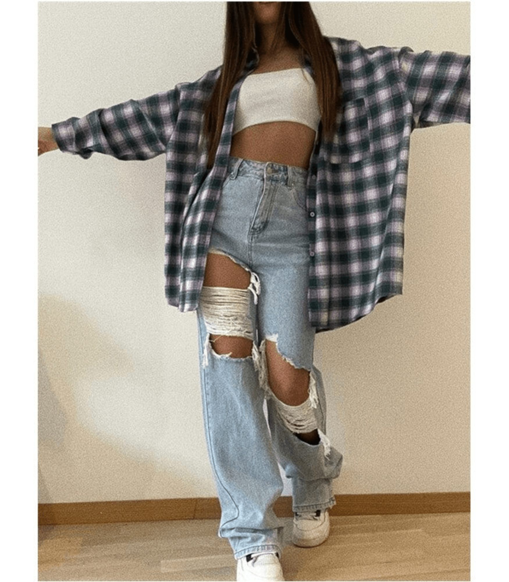 Zerrissene Baggy-Jeans mit hoher Taille, kombiniert mit kariertem Hemd und Crop-Top. Trendige Damenmode, lässiger Streetwear-Stil.
