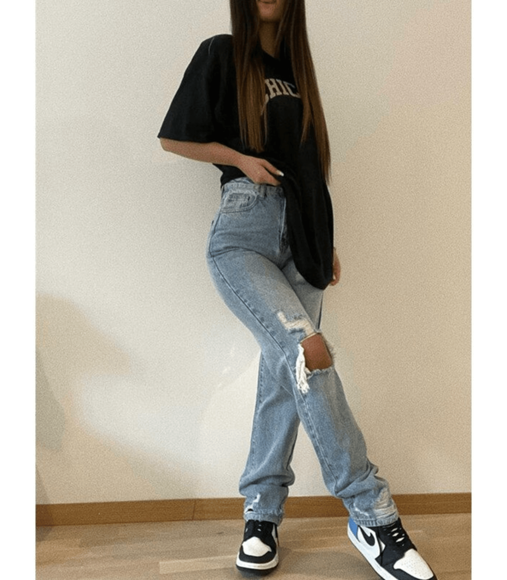 Zerrissene Baggy-Jeans mit hoher Taille, lässig und bequem. Perfekt für Streetwear-Looks. Trendige Mode für Damen, ideal für Freizeit und Alltag.