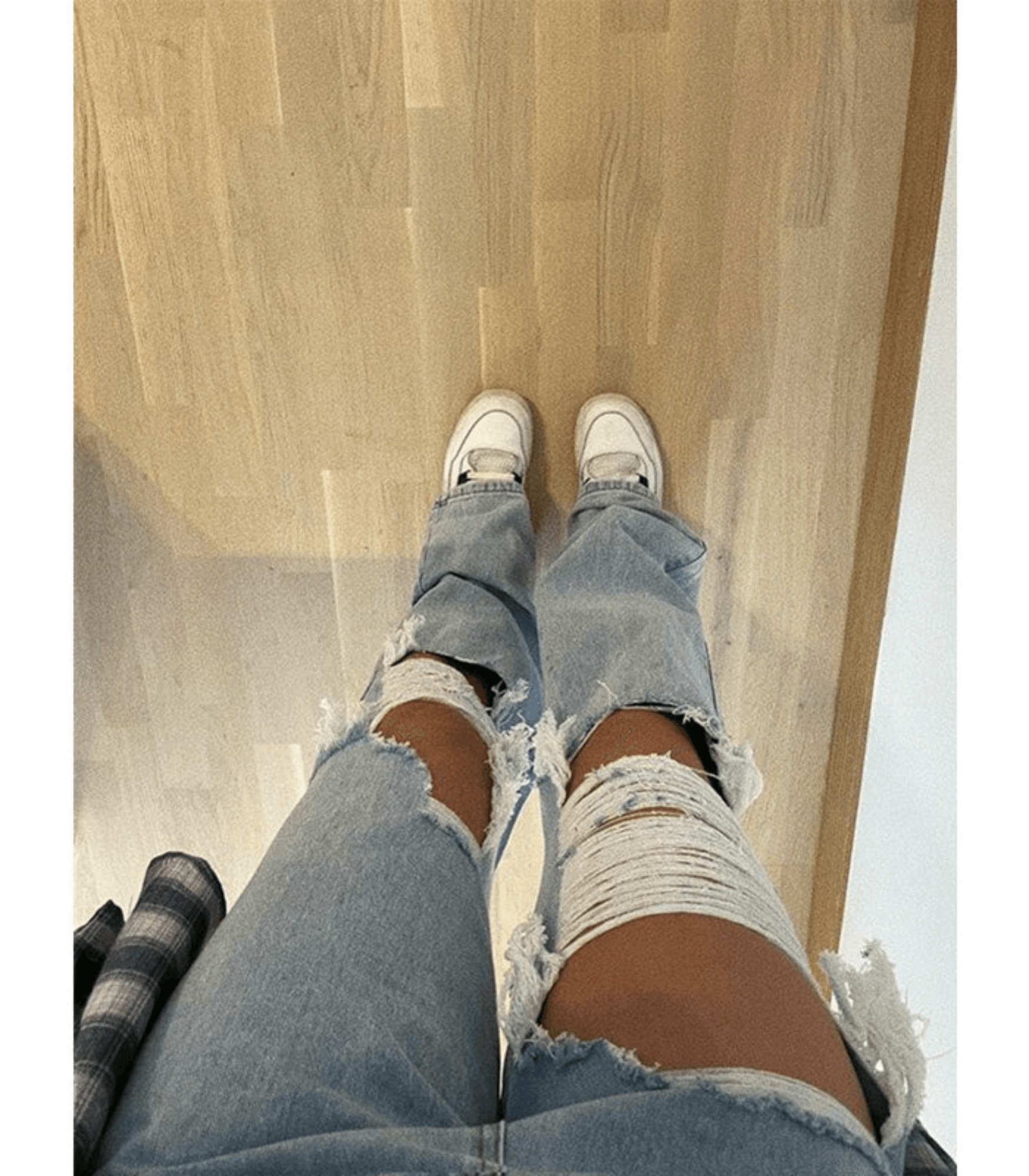 Zerrissene Baggy-Jeans mit hoher Taille, bequem und modisch, ideal für trendige Streetwear-Looks. Perfekt für lässige Outfits und urbanen Stil.
