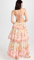 Feminines Maxikleid mit floralen Mustern, Rüschen und Spaghettiträgern. Perfekt für Sommermode, Boho-Stil, romantische Outfits.