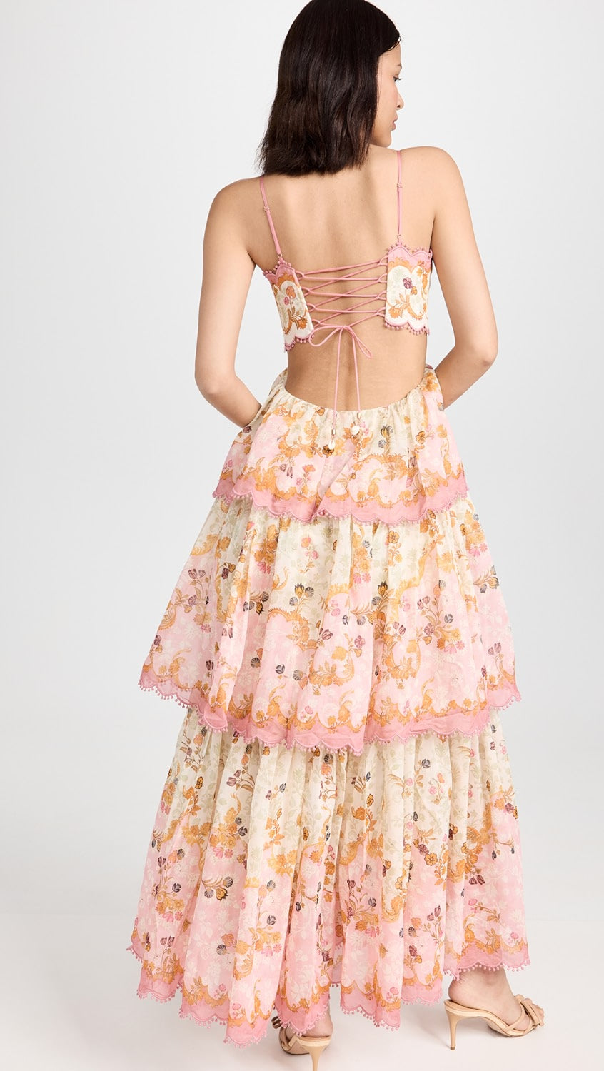Feminines Maxikleid mit floralen Mustern, Rüschen und Spaghettiträgern. Perfekt für Sommermode, Boho-Stil, romantische Outfits.