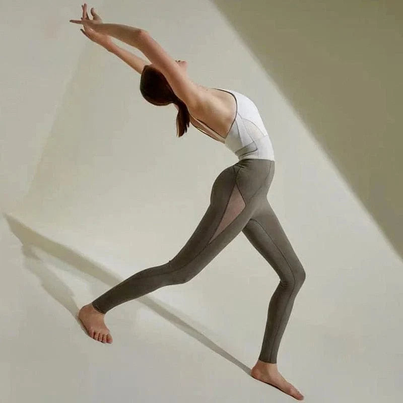 Zweifarbiges Sportoutfit für Damen in Grün und Weiß, ideal für Yoga und Fitness. Atmungsaktives Material, perfekte Passform, stilvolles Design.