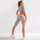 Zweifarbiges Sportset für Damen in Grau und Orange, nahtloses Design, ideal für Fitness und Yoga, atmungsaktiv und elastisch.